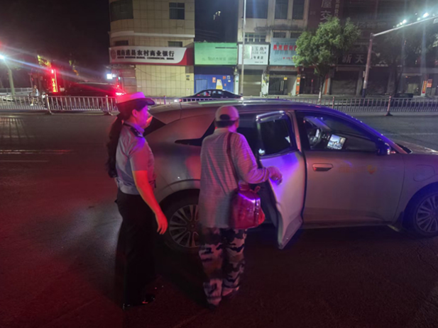 道县：交警暖心帮助返乡老人回家团圆