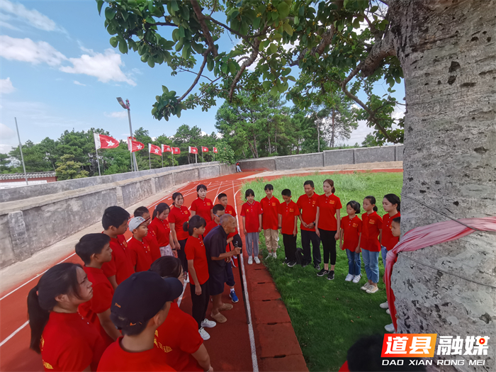 2021年8月17日道县蚣坝镇石马神村陈树湘断肠明志牺牲地村民许瑛给玉潭学校师生宣讲“断肠明志 绝对忠诚”红色文化（宣传部供图）_20260928172025_副本.jpg