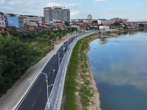 道县：城北防洪堤变身生态景观带 成市民休闲打卡新地标