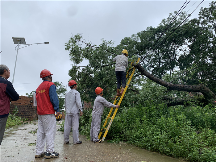 0513道县：雷暴雨致电力设施受损 电力工人冒雨抢修保供电01.jpg