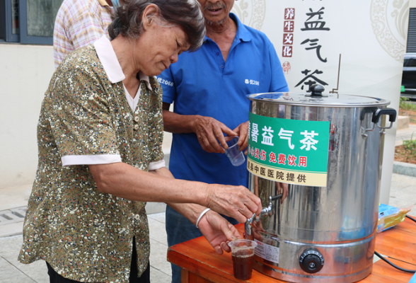 我为群众办实事｜道县中医医院为疫苗接种点免费供应清暑益气茶