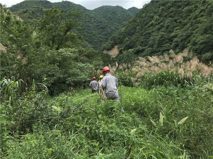 0719国网道县供电公司：炎炎夏日下电力巡线工的坚守.jpg