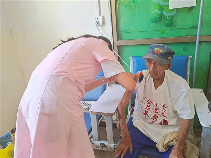 0723道县：103岁抗战老兵主动接种疫苗02.png
