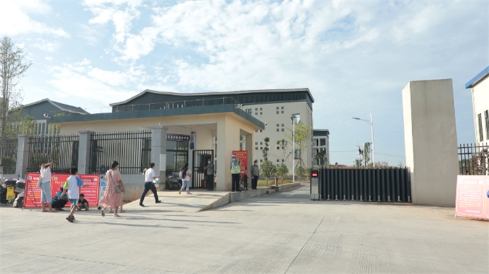 0901道县西洲芙蓉学校：新学期开学 家长放心老师期待02.png