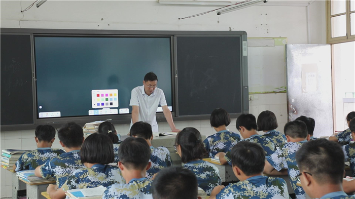0910马成铭：三尺讲台育桃李 初心守得满园春 (2).jpg