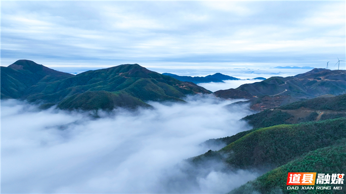 近日，受海拔及冷空气影响，道县洪塘营瑶族乡的高山上出现云海景观，如梦似幻，美不胜收，吸引众多游客结伴前来打卡。（通讯员：何莹锋 程欢 何凝）