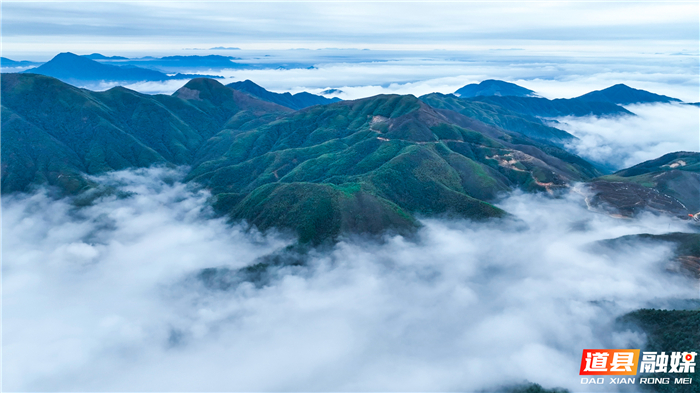 近日，受海拔及冷空气影响，道县洪塘营瑶族乡的高山上出现云海景观，如梦似幻，美不胜收，吸引众多游客结伴前来打卡。（通讯员：何莹锋 程欢 何凝）