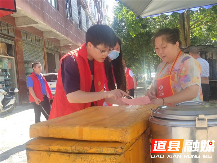 6月23日下午，道县上关街道为受灾群众发放洪涝灾害卫生防疫知识的宣传单（图文/李呈昱)