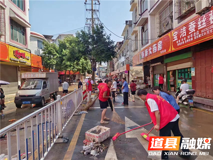 6月23日下午，道县融媒体中心组织党员干部在爱莲中路、西洲步行街开展卫生大清扫活动。（图文/周流星）