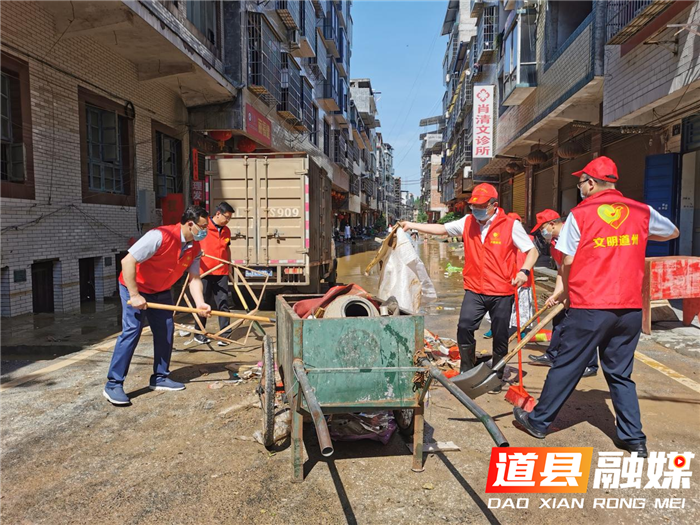 6月23日下午，道县县委副书记、县长唐超学带队到西洲公园清理杂物淤泥。（图文/何书梅）