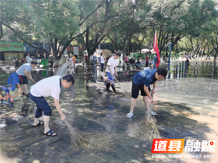 6月23日下午，县纪委监委组织干部职工带头到西洲公园清理杂物淤泥。（图文/蒋品国）