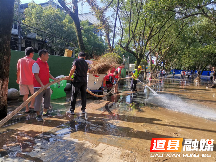 6月23日下午，道县环卫园林中心组织人员、清洗车辆清洗西洲公园沿河风光带。（图文/周流星）