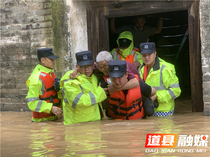 6月21日上午，道县公安局祥霖铺派出所联合巡特警大队在祥霖铺镇光明村转移被洪水围困群众。（通讯员 道公宣）