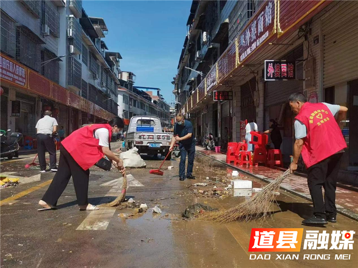 6月23日下午，道县融媒体中心组织党员干部在爱莲中路、西洲步行街开展卫生大清扫活动。（图文/周流星）