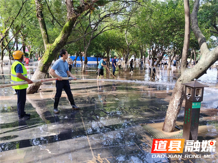 6月23日下午，县纪委监委组织干部职工带头到西洲公园清理杂物淤泥。（图文/蒋品国）