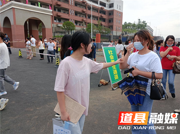 6月8号早上，道县敦颐高中考点，入场前，考生让“紧张”的妈妈放松。在女儿的安慰下，妈妈开心的笑了。（何莹锋拍摄）