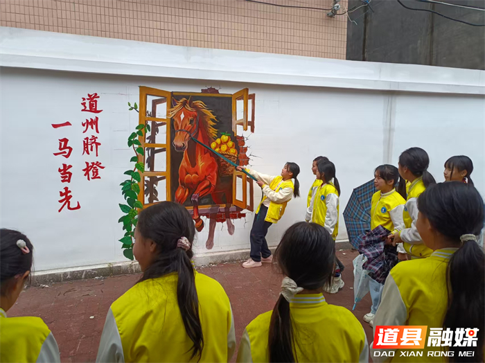 0309《骏马驮橙》墙绘成道县城新打卡点02_副本.jpg