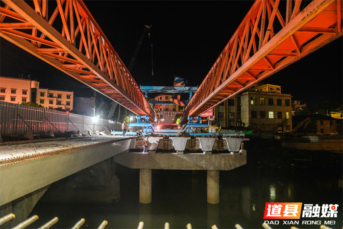2026年7月7日夜，湖南省永州市道县西关桥改扩建工地，工人在开展桥梁架设施工。该桥连通老城区与潇水北路，高峰时段拥堵频发，群众出行不便。项目采用老桥加固拼接新桥方案，拓宽后可打通交通瓶颈，提升老城通行效率，夯实城区道路交通基础，切实解决群众出行难问题。