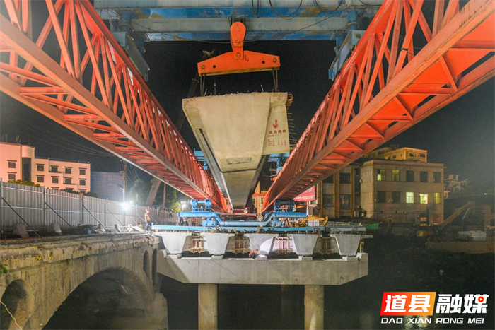 2026年7月7日夜，湖南省永州市道县西关桥改扩建工地，工人在开展桥梁架设施工。该桥连通老城区与潇水北路，高峰时段拥堵频发，群众出行不便。项目采用老桥加固拼接新桥方案，拓宽后可打通交通瓶颈，提升老城通行效率，夯实城区道路交通基础，切实解决群众出行难问题。