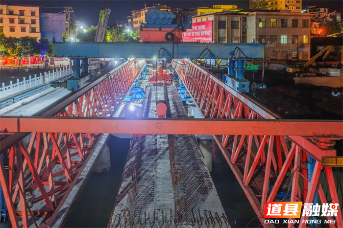 2026年7月7日夜，湖南省永州市道县西关桥改扩建工地，工人在开展桥梁架设施工。该桥连通老城区与潇水北路，高峰时段拥堵频发，群众出行不便。项目采用老桥加固拼接新桥方案，拓宽后可打通交通瓶颈，提升老城通行效率，夯实城区道路交通基础，切实解决群众出行难问题。