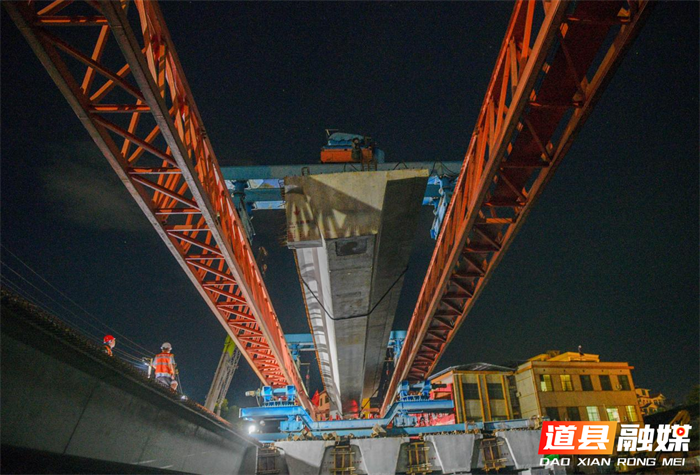 2026年7月7日夜，湖南省永州市道县西关桥改扩建工地，工人在开展桥梁架设施工。该桥连通老城区与潇水北路，高峰时段拥堵频发，群众出行不便。项目采用老桥加固拼接新桥方案，拓宽后可打通交通瓶颈，提升老城通行效率，夯实城区道路交通基础，切实解决群众出行难问题。
