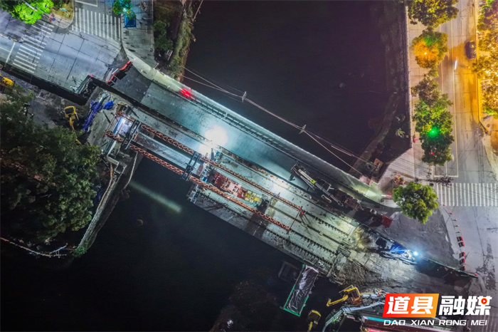 2026年7月7日夜，湖南省永州市道县西关桥改扩建工地，工人在开展桥梁架设施工。该桥连通老城区与潇水北路，高峰时段拥堵频发，群众出行不便。项目采用老桥加固拼接新桥方案，拓宽后可打通交通瓶颈，提升老城通行效率，夯实城区道路交通基础，切实解决群众出行难问题。