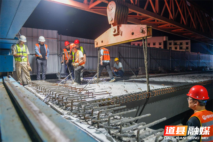 2026年7月7日夜，湖南省永州市道县西关桥改扩建工地，工人在开展桥梁架设施工。该桥连通老城区与潇水北路，高峰时段拥堵频发，群众出行不便。项目采用老桥加固拼接新桥方案，拓宽后可打通交通瓶颈，提升老城通行效率，夯实城区道路交通基础，切实解决群众出行难问题。