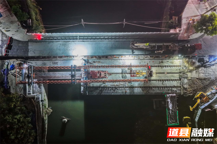 2026年7月7日夜，湖南省永州市道县西关桥改扩建工地，工人在开展桥梁架设施工。该桥连通老城区与潇水北路，高峰时段拥堵频发，群众出行不便。项目采用老桥加固拼接新桥方案，拓宽后可打通交通瓶颈，提升老城通行效率，夯实城区道路交通基础，切实解决群众出行难问题。