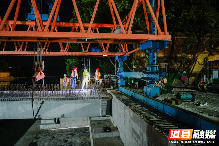 2026年7月7日夜，湖南省永州市道县西关桥改扩建工地，工人在开展桥梁架设施工。该桥连通老城区与潇水北路，高峰时段拥堵频发，群众出行不便。项目采用老桥加固拼接新桥方案，拓宽后可打通交通瓶颈，提升老城通行效率，夯实城区道路交通基础，切实解决群众出行难问题。