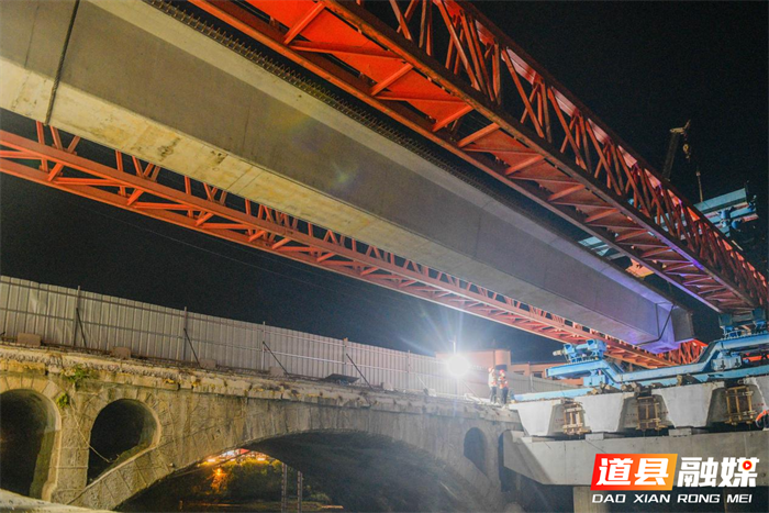 2026年7月7日夜，湖南省永州市道县西关桥改扩建工地，工人在开展桥梁架设施工。该桥连通老城区与潇水北路，高峰时段拥堵频发，群众出行不便。项目采用老桥加固拼接新桥方案，拓宽后可打通交通瓶颈，提升老城通行效率，夯实城区道路交通基础，切实解决群众出行难问题。