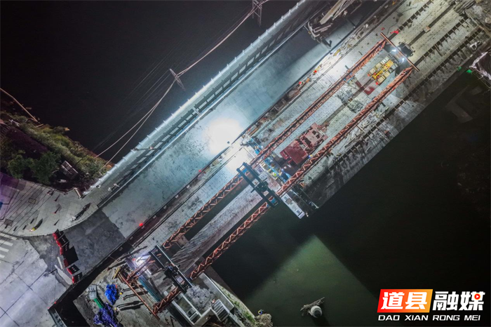 2026年7月7日夜，湖南省永州市道县西关桥改扩建工地，工人在开展桥梁架设施工。该桥连通老城区与潇水北路，高峰时段拥堵频发，群众出行不便。项目采用老桥加固拼接新桥方案，拓宽后可打通交通瓶颈，提升老城通行效率，夯实城区道路交通基础，切实解决群众出行难问题。