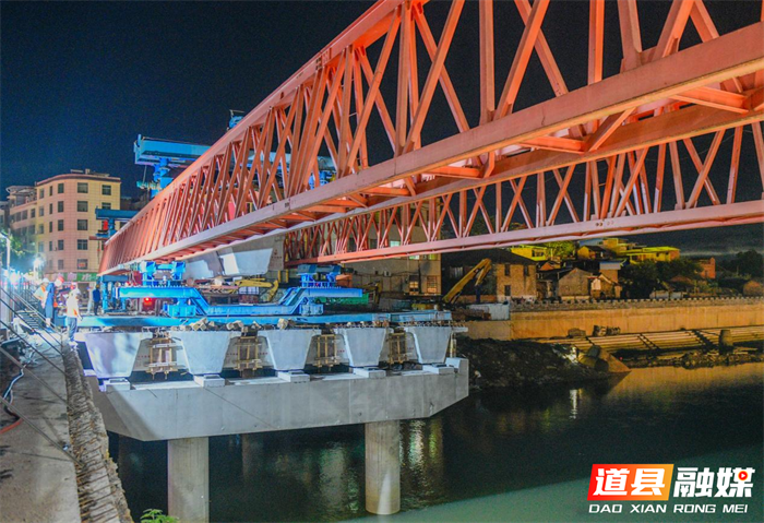 2026年7月7日夜，湖南省永州市道县西关桥改扩建工地，工人在开展桥梁架设施工。该桥连通老城区与潇水北路，高峰时段拥堵频发，群众出行不便。项目采用老桥加固拼接新桥方案，拓宽后可打通交通瓶颈，提升老城通行效率，夯实城区道路交通基础，切实解决群众出行难问题。