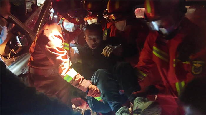 0301车祸导致司机被困  道县消防5分钟救援01.png