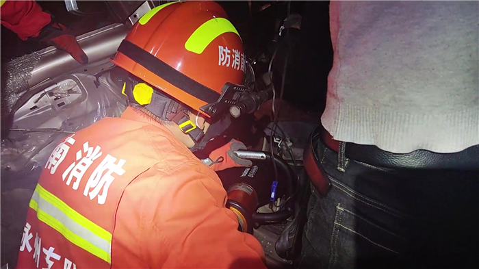 0301车祸导致司机被困  道县消防5分钟救援02.png