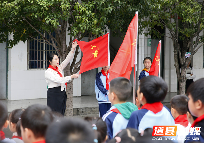 道县五小：举行“童心永向党 奋进新征程”少先队入队仪式1_副本.png
