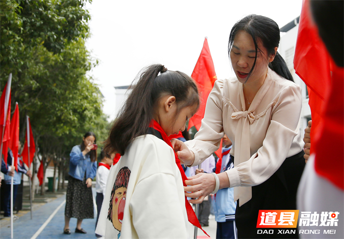 道县五小：举行“童心永向党 奋进新征程”少先队入队仪式2_副本.png
