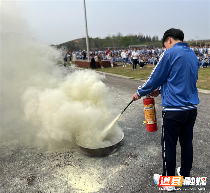 道县一中潇水学校举行“消防应急疏散，地震紧急疏散”演练活动03.png