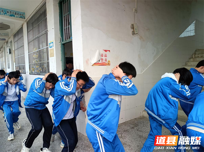 道县一中潇水学校举行“消防应急疏散，地震紧急疏散”演练活动02.png