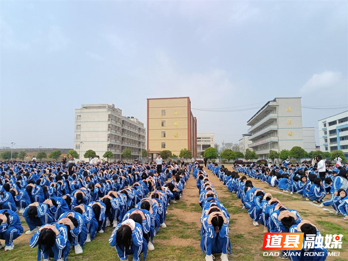 道县一中潇水学校举行“消防应急疏散，地震紧急疏散”演练活动01.png