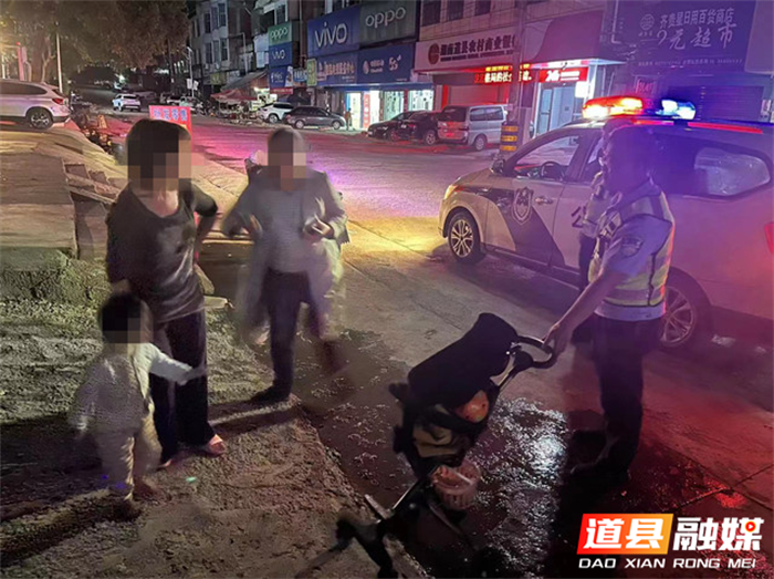 道县：老人抱小孩忘归途 交警暖心护送回家01_副本.png