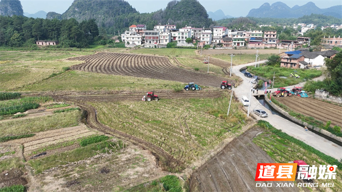 道县：油菜秋种正当时 农业机械来助力2_副本.jpg