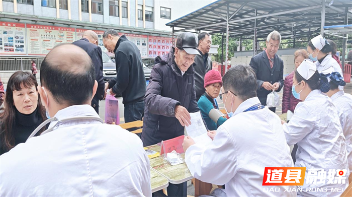 道县人民医院呼吸与危重症医学科开展“世界慢阻肺日”宣传活动2_副本1.png