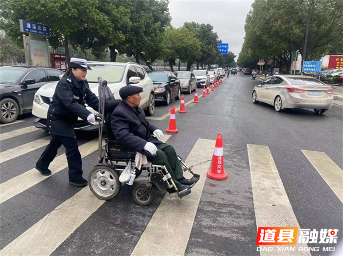 道县：老人坐电动轮椅被困车流  交警暖心“护航”1_副本.png
