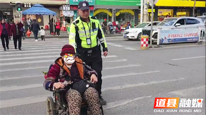 道县：老奶奶乘电动轮椅出故障 交警施援手1_副本.png