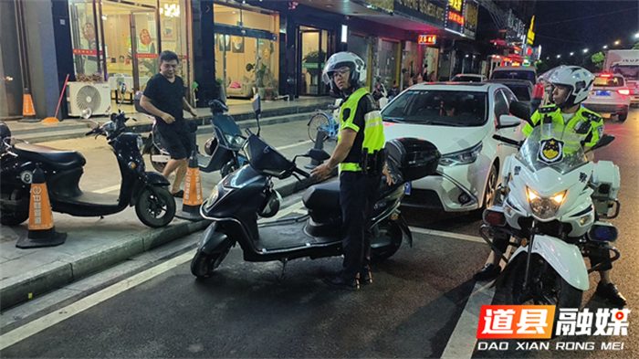道县交警开展非法占用路面停车位整治行动1_副本.png