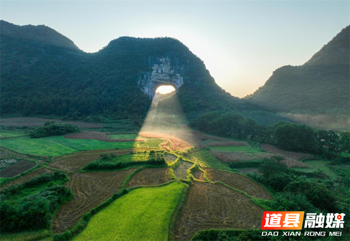 道县:光束穿洞 蔚为壮观(组图)2_副本.png