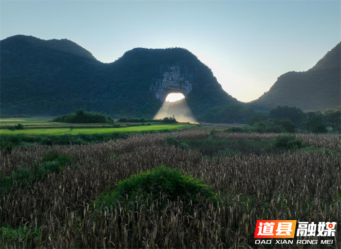 道县:光束穿洞 蔚为壮观(组图)4_副本.png