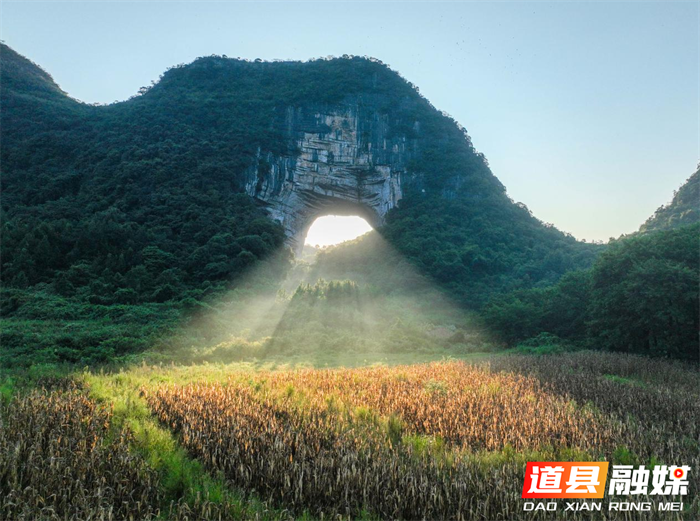 道县:光束穿洞 蔚为壮观(组图)3_副本.png