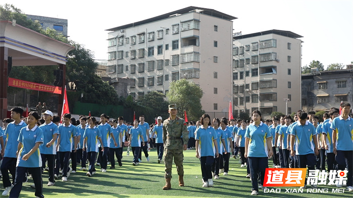 道县：新生军训磨砺青春 绽放风采3_副本.jpg