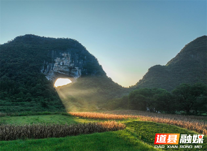 道县:光束穿洞 蔚为壮观(组图)1_副本.png